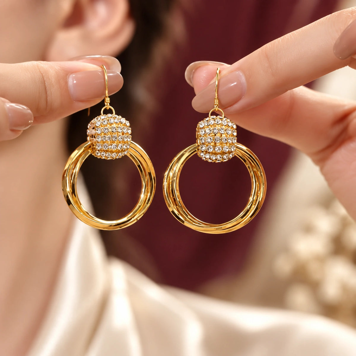 Detalle de los tres aros y el adorno brillante de los Pendientes Órbita