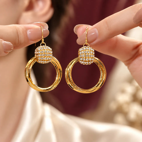 Detalle de los tres aros y el adorno brillante de los Pendientes Órbita
